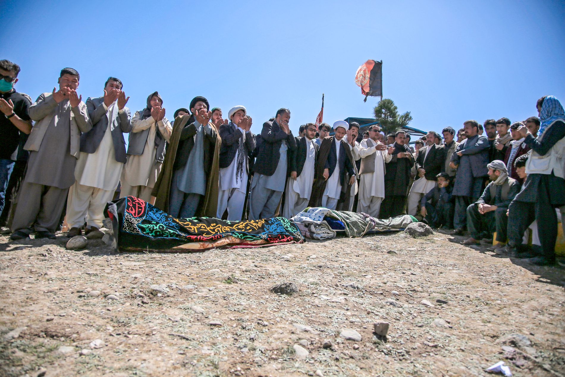 Families bury schoolchildren after terror that killed more than 50 people in Kabul - VG

