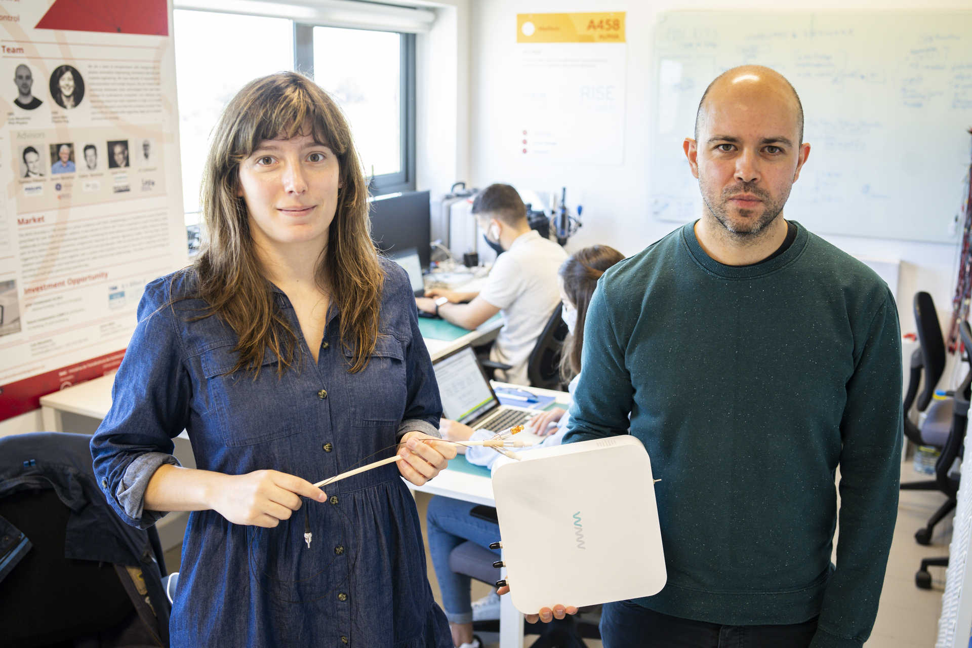 Joana melo and Luís Moutinho with one of the prototypes made in PCI