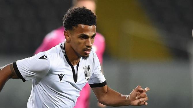 The ball - Tottenham is ready to facilitate the attack on Marcus Edwards (Sporting).

