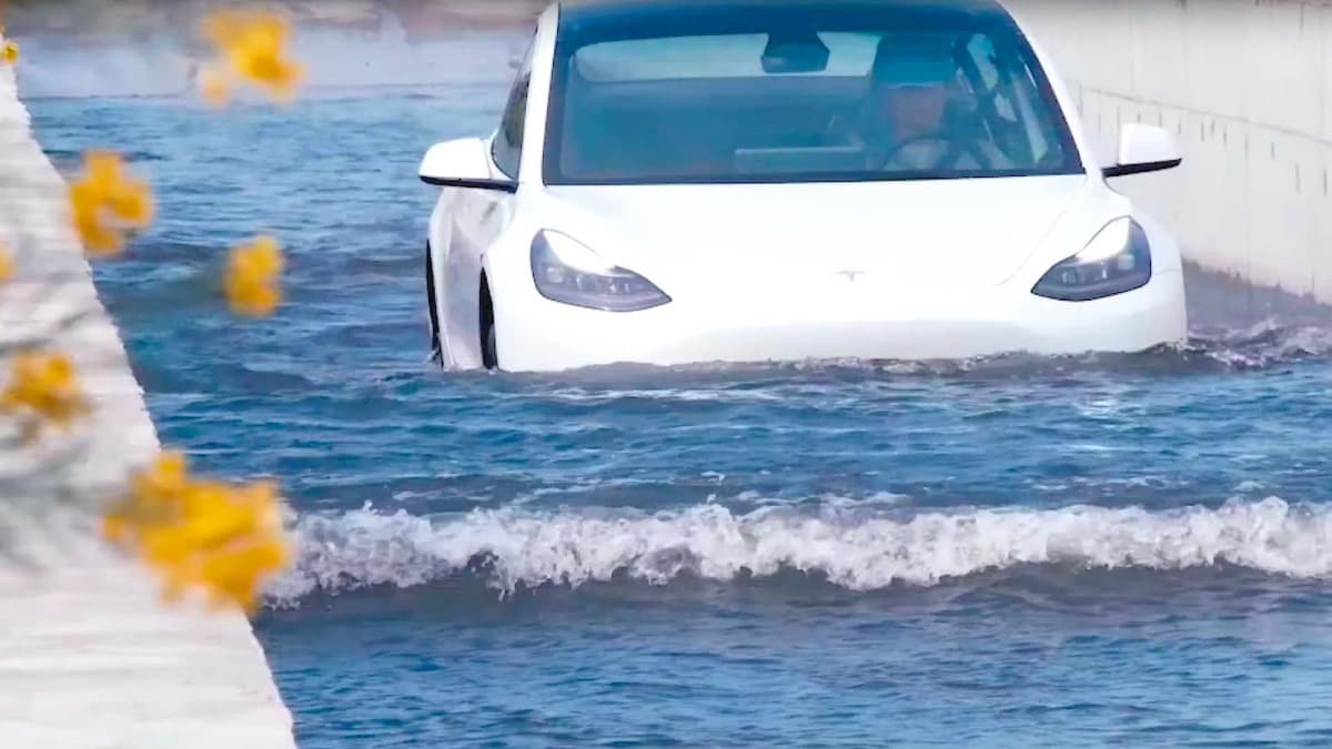 How can a Tesla electric car survive a flood?  Video showing what’s going on