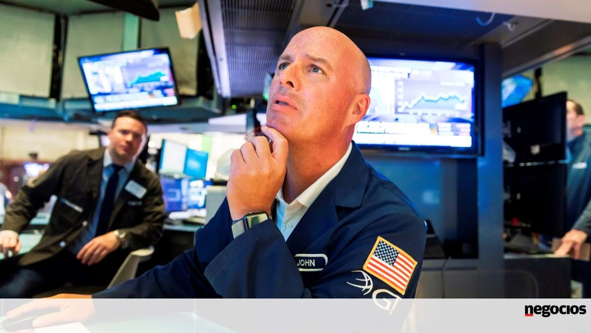 Wall Street is gaining ground in the last minutes with the help of retail.  But there are super bubble alerts – Stock Exchange