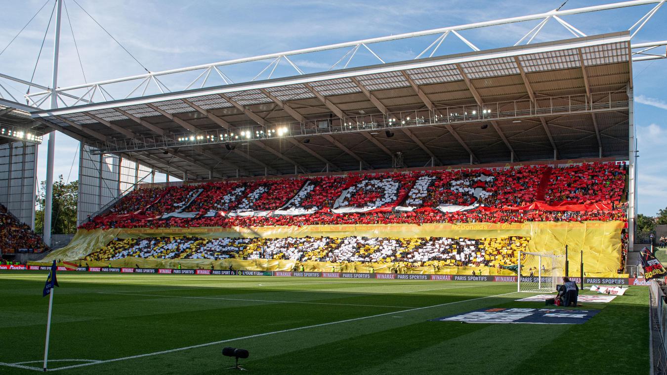 Le tifo lensois à l’occasion du derby du Nord, samedi au stade Bollaert-Delelis. Photo Pascal Bonnière