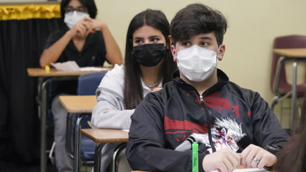 Mouth bands: Students at Barbara Coleman Senior High School wear hourly face masks.  Florida authorities have begun freezing funds for school districts that oppose Governor Ron DeSantis' ban on bandages.  Photo: Marta Lavandier/AP/NTB