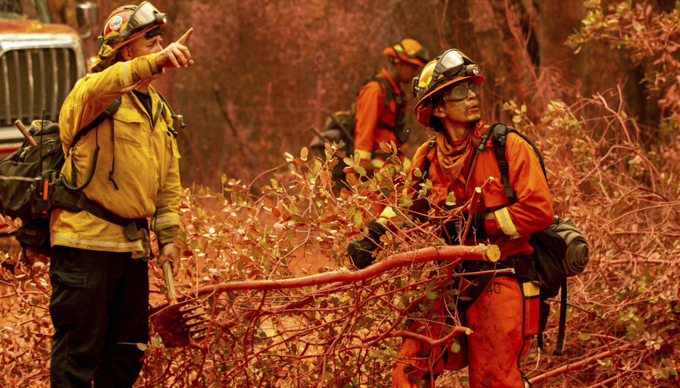 BITTEN FIGHT: A large number of firefighters have been called in to fight the flames.  Photo: Ethan Swope/AP/NTB