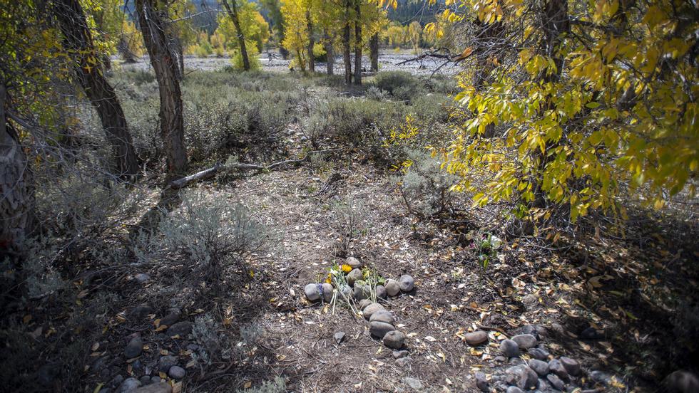 Stones in the shape of a cross were laid at the site where the 22-year-old was found murdered.  Lost Traveler Stone Cross marks a spot in Bridger Teton National Forest northwest Wyoming, Thursday.  23, 2021, where are the remains of Gabriel "Gaby" Petitto was discovered on September 19 near Spread Creek.  Gary Ryder, a friend of Pettito's stepfather, James Schmidt, told The Independent that they visited the site on September 22 and erected the memorial.  Ryder also said that a larger cross is about 50 yards away and closer to the river, "No one related to Gabe has ever searched for or retrieved her." (Bradley J. Boner/Jackson Hole News & Guide via AP) Photo: Bradley J. Boner/Jackson Hole News & Guide/AP/NTB