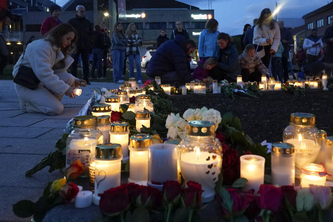 Flowers and candles at the scene of the attack, in memory of the victims, on October 14, 2021 in Kansberg (Norway).