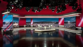 SWR TV Studio in Stuttgart, main stage, vacant, for SWR Sport BW show, two chairs and a table in the middle, a discussion counter on the left, spotlights on the ceiling (photo: SWR, Patricia Nelligan, SWR)