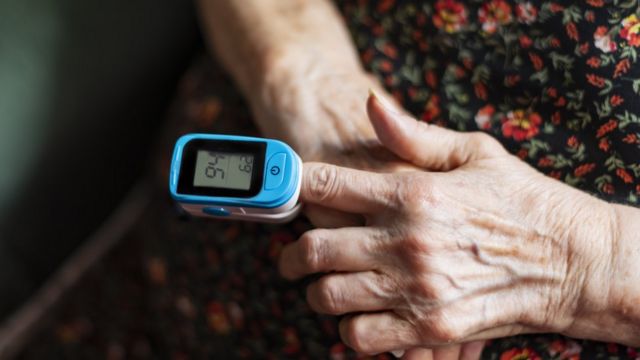 lady hand with oximeter