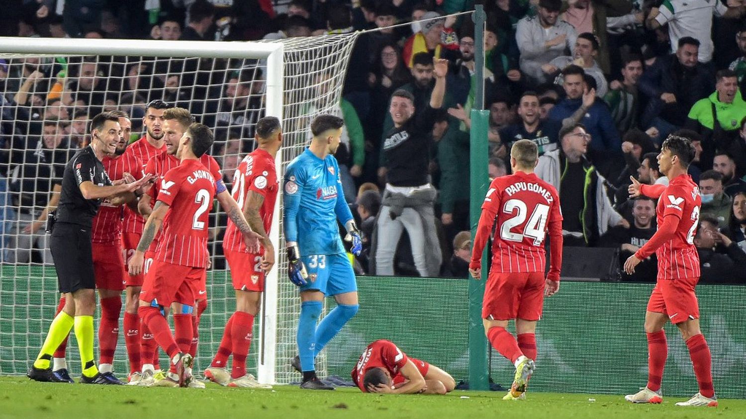 A Sevilla FC player gets a shot in the head, the derby against Betis is firmly stopped