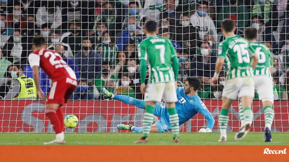 Rui Silva was applauded by Betis fans for playing the match after the death of his father – Betis