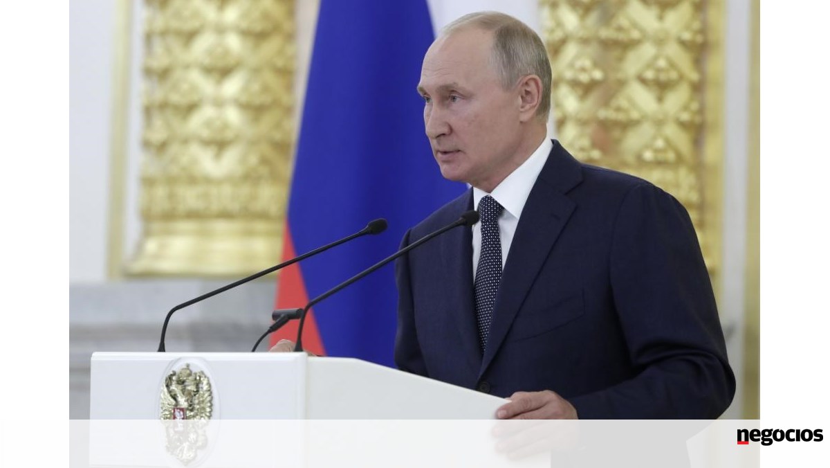 Putin advances and Wall Street falls