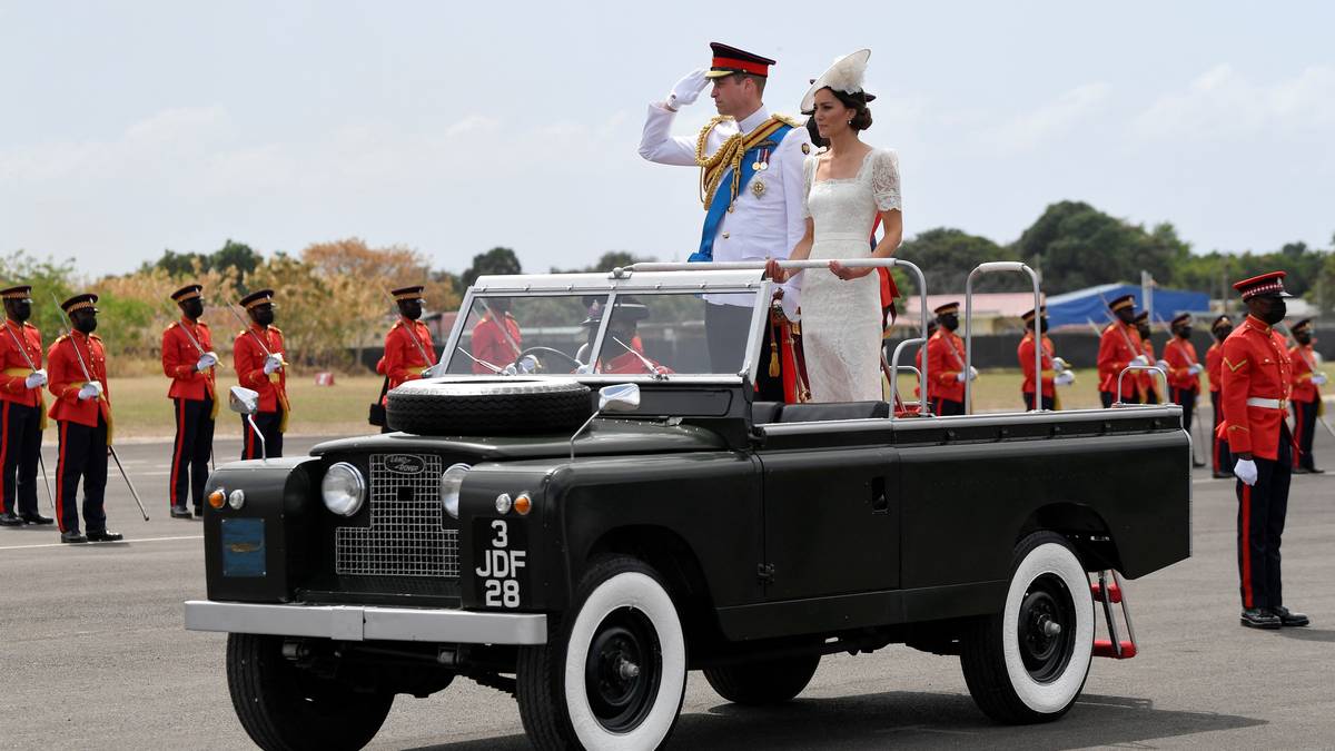 Prins William og Catherine hertuginne av Cambridge i Jamaica 24 mars. Paret brukte samme Land Rover som dronning Elizabeth brukte på sitt besøk til Jamaica i 1966.