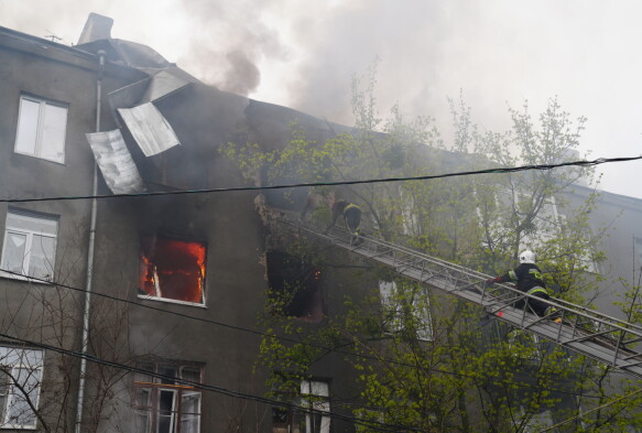 The fire broke out after Grad rockets hit the apartment building in the center of Kharkiv.  Photo: the girl of Skjerstad