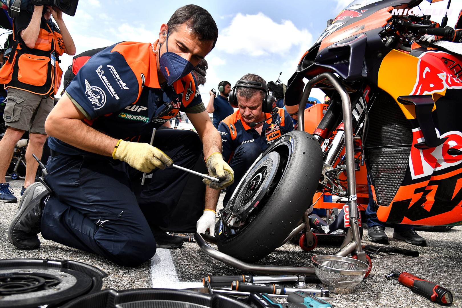 Miguel Oliveira’s rear tire may have some kind of anomaly