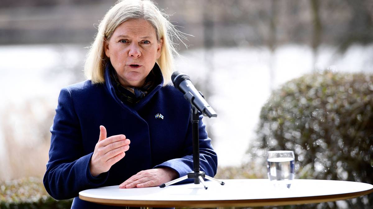 Sveriges statsminister Magdalena Andersson står ute ved eit bord og held pressekonferanse saman med den finske statsministaren i Stockholm, Sverige. 