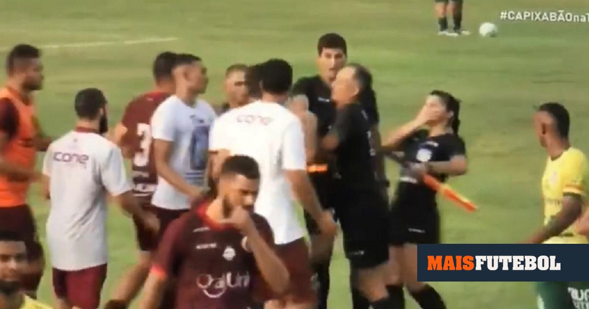 Video: The coach loses his head and hits the referee with a head kick