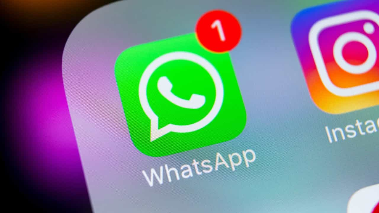 WhatsApp creates communities and allows ’emojis’ in messages