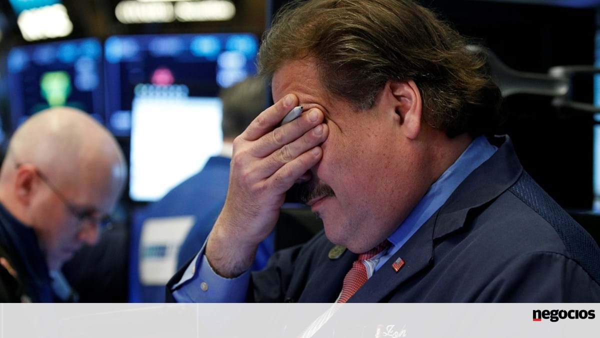 Wall Street is sinking for fear of a recession.  S&P 500 at 14-month lows – Stock Exchange