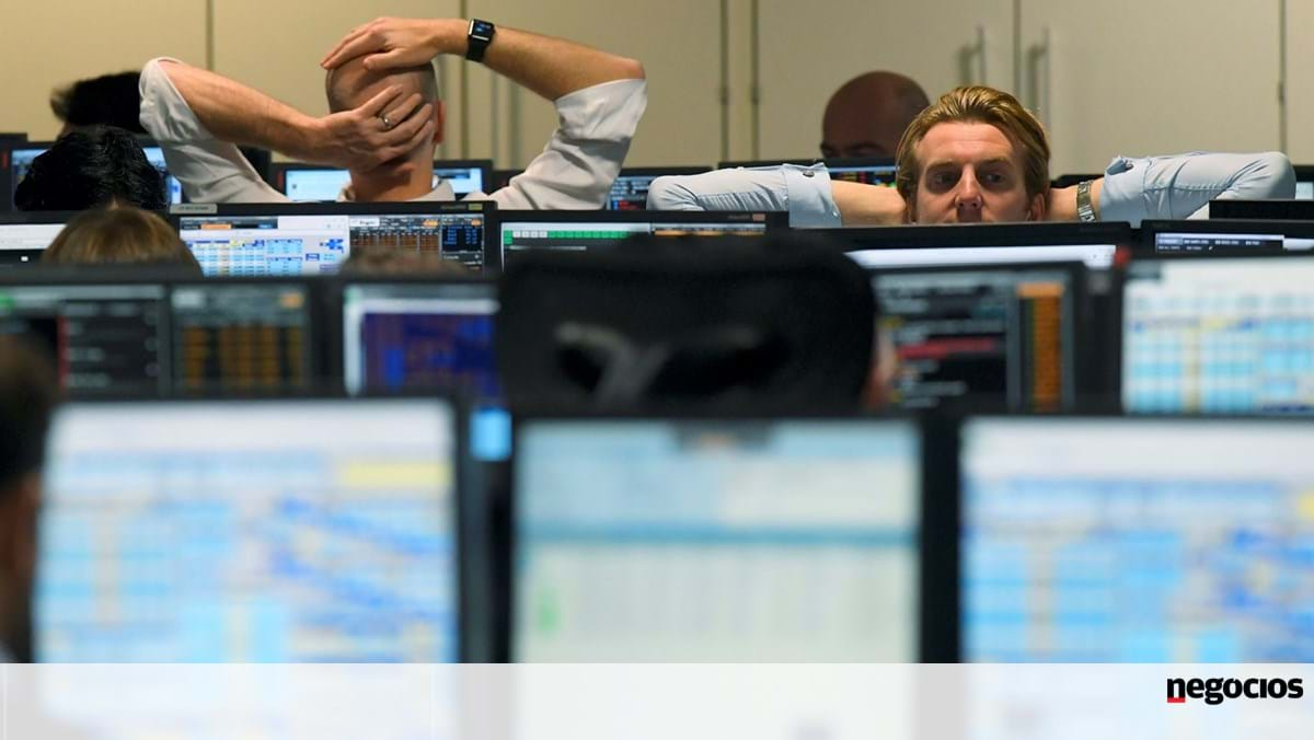 Bargain hunters give Europe a win.  Oil continues to decline – markets in a minute