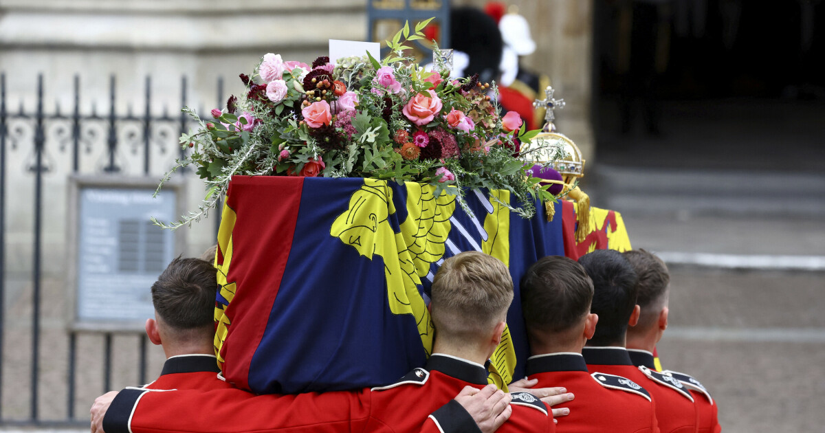 Queen Elizabeth’s funeral: Coffin covered in lead