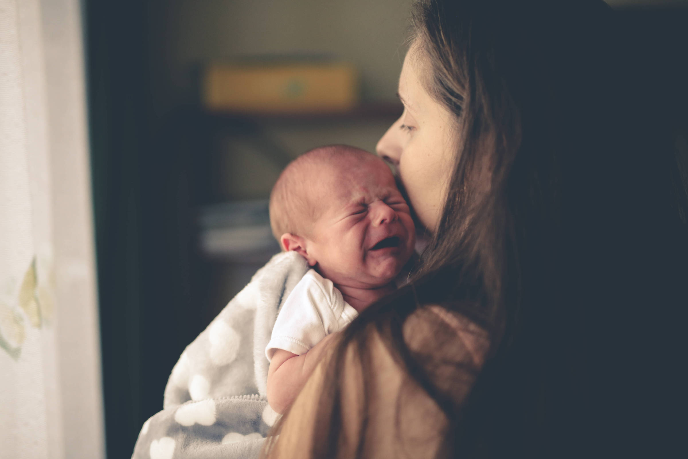 The study says that walking for 5 minutes calms the crying of the child