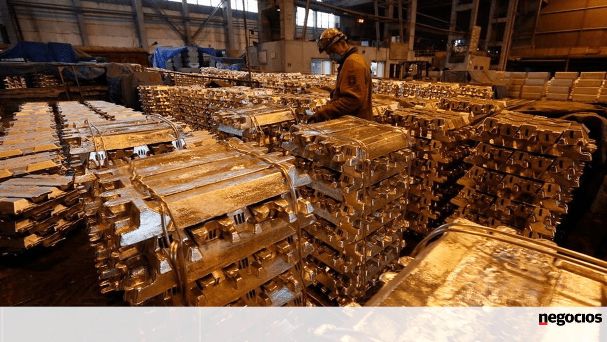 The United States is considering a complete boycott of Russian aluminum.  High prices – raw materials