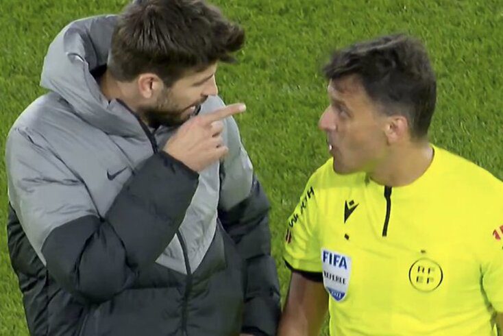 Pique points his finger at referee Gilles Manzano