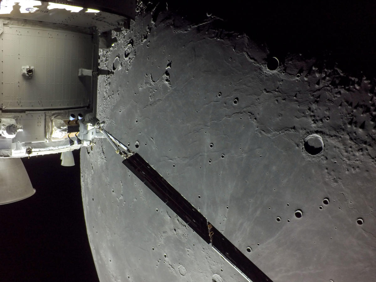 NASA publishes pictures of the moon from the last flyby of the planet Orion