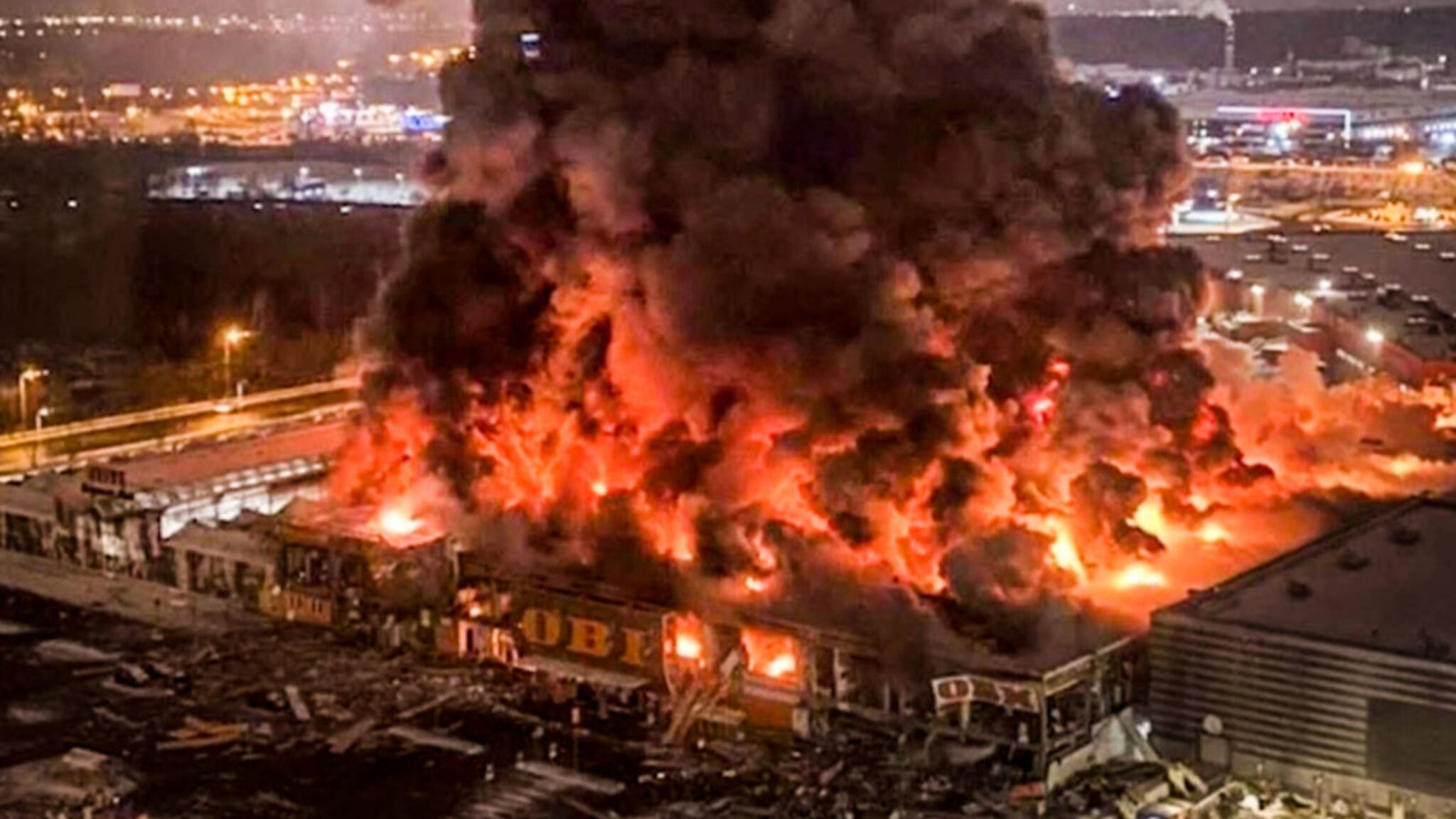 One dead after a huge fire in a Russian shopping center